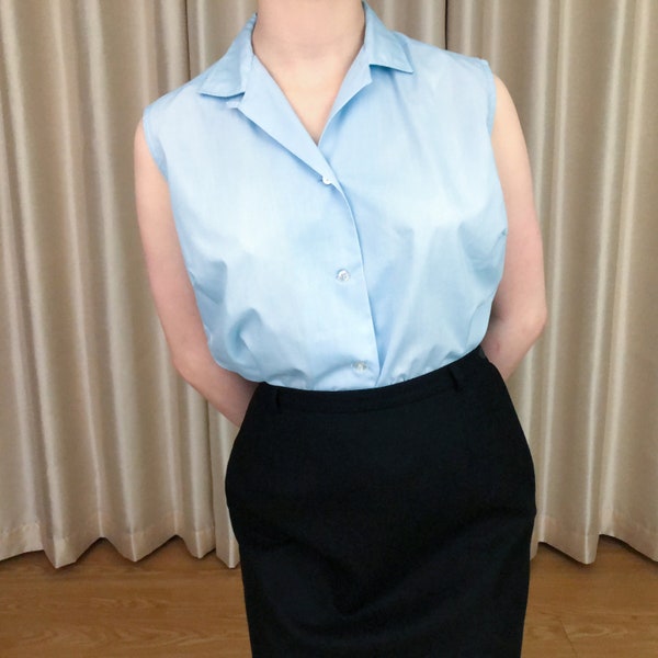 50s 60s Broadcloth Light Blue Sleeveless Button Up Blouse