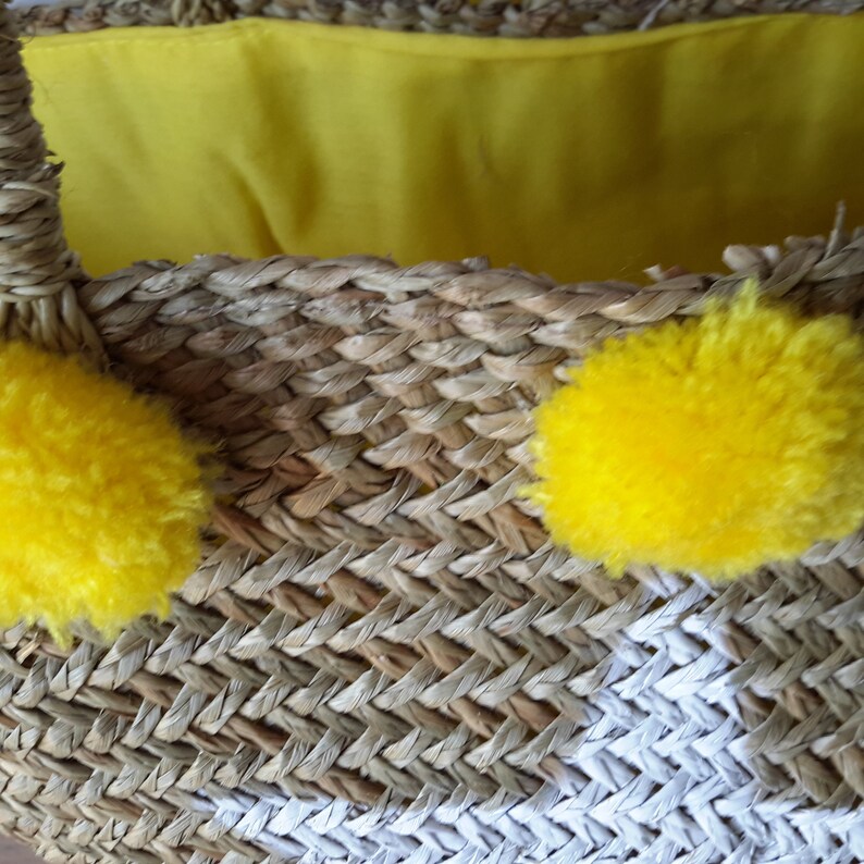 Star beach basket in sea rush yellow pompoms