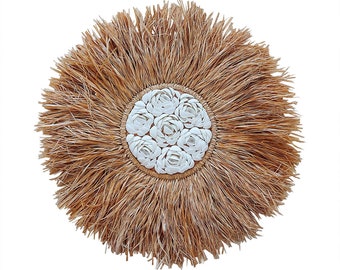 Wall decoration in raffia and white shells