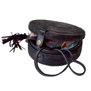 Runde schwarze Rattantasche mit Pompon; Bali-Tasche; Korbtasche; Rattan-Gatterkorb; Rattantasche; Bali-Tasche; Handtasche aus Rattan