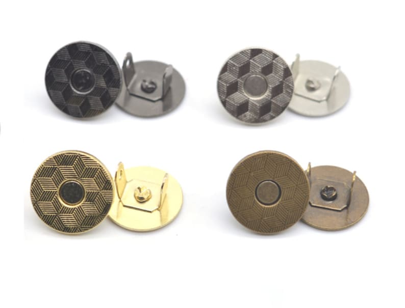 Pu&ograve; includere: Quattro set di chiusure magnetiche a pressione. Ogni set include due pezzi, uno con il retro piatto e uno con un perno a vite. Le chiusure sono disponibili in nero, argento, oro e bronzo.