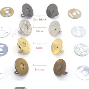 Pu&ograve; includere: Assortimento di chiusure magnetiche a scatto in nero opaco, argento, oro e bronzo. Ogni chiusura a scatto ha una piastra metallica abbinata.
