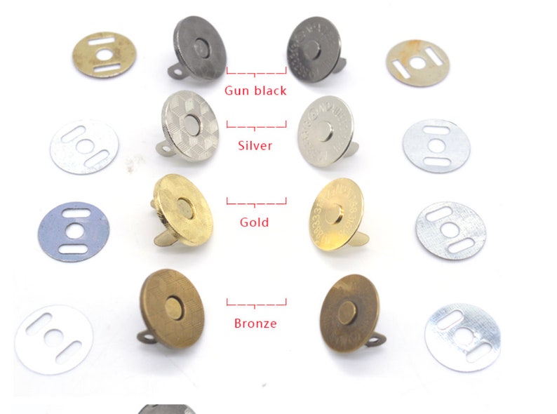 Pu&ograve; includere: Assortimento di chiusure magnetiche a scatto in nero opaco, argento, oro e bronzo. Ogni chiusura a scatto ha una piastra metallica abbinata.