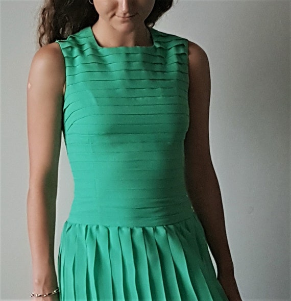 horizontal pleated dress 1960s/70s Cocktail Dress, Party Dress Pleated Voile. Kelly Green. UK 8