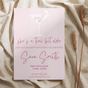 Puede incluir: Una invitación de cumpleaños rosa claro con una ilustración de copa de Martini y el texto "cheers to 30!". La invitación dice "she's a tini bit older" e incluye el nombre Sara Smith, la fecha, la hora y el lugar.