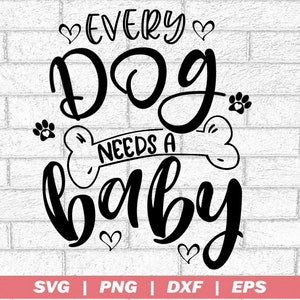 Op de afbeelding: Zwart-wit grafisch ontwerp met de tekst "Every Dog Needs a Baby" met pootafdrukken en harten.