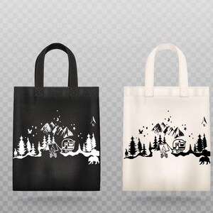 Puede incluir: Dos bolsas de tela con un dise&ntilde;o en blanco y negro de una escena de monta&ntilde;a con una caravana, una tienda de campa&ntilde;a y &aacute;rboles. Las bolsas est&aacute;n hechas de lona y tienen asas negras.