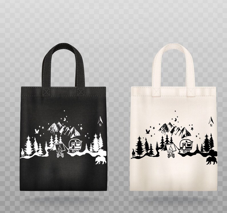 Puede incluir: Dos bolsas de tela con un dise&ntilde;o en blanco y negro de una escena de monta&ntilde;a con una caravana, una tienda de campa&ntilde;a y &aacute;rboles. Las bolsas est&aacute;n hechas de lona y tienen asas negras.
