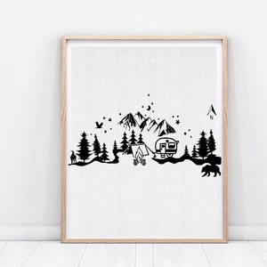 Puede incluir: Ilustraci&oacute;n en blanco y negro de una escena de campamento con monta&ntilde;as, &aacute;rboles, una tienda de campa&ntilde;a, una fogata, una caravana y un oso. La ilustraci&oacute;n incluye estrellas y una luna creciente en el cielo.
