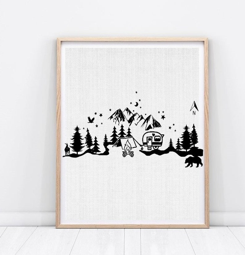 Puede incluir: Ilustraci&oacute;n en blanco y negro de una escena de campamento con monta&ntilde;as, &aacute;rboles, una tienda de campa&ntilde;a, una fogata, una caravana y un oso. La ilustraci&oacute;n incluye estrellas y una luna creciente en el cielo.