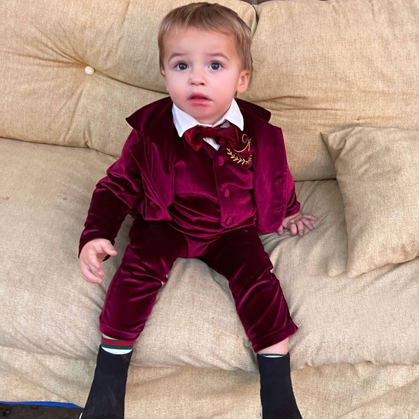 Burgundy Bliss : Costume personnalisé pour bébé garçon avec des vibrations de smoking pour tout-petits, doté d'une touche de velours luxueuse - Parfait pour votre petit gentleman