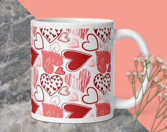 Taza de cerámica brillante con estampado de corazones para el Día de San Valentín