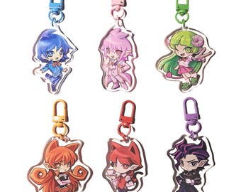 Puede incluir: Seis llaveros acrílicos con personajes de estilo anime en colores vibrantes. Cada llavero tiene un diseño de personaje diferente, con varios colores de cabello y atuendos. Los llaveros tienen cierres metálicos de colores para sujetar.
