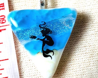 Colgante de sirena hecho a mano: collar triangular de cristal con escena oceánica