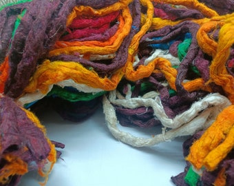 Ruban de fibres de soie recyclées - Un mètre de couleurs assorties - Mèches de sari - Fibre de soie de sari - Mèches de soie de sari - Fibre à feutrer - Fibre étirée