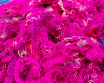 Residuos de seda sari fucsia: fibra reciclada para hilado y fieltrado
