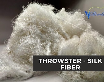 Könnte beinhalten: Nahaufnahme eines Stapels weißer, fluffiger Seiden-Throwster-Fasern. Die Faser ist weich und zart und eignet sich perfekt zum Spinnen oder Weben zu Stoff.