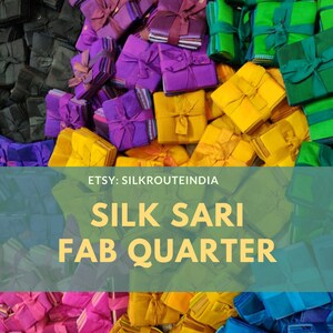 Könnte beinhalten: Ein Stapel bunter Seiden-Sari-Stoffquadrate, die jeweils mit einem Band zusammengebunden sind. Die Quadrate sind in verschiedenen Farben angeordnet, darunter Gelb, Grün, Blau, Rosa und Lila. Der Text "SILK SARI FAB QUARTER" wird auf grünem Hintergrund angezeigt.