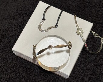 Ein Bundle von drei zarten Strassarmbändern