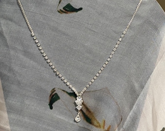 Ein Sortiment von Vintage und zeitgenössischen silberfarbenen Strass Halsketten