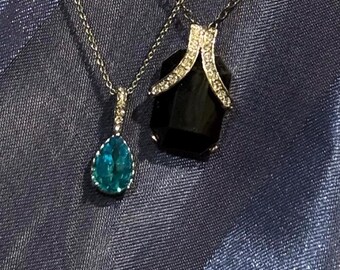 Ein Konvolut von 2-blauen vintage Strassanhängern mit Ketten