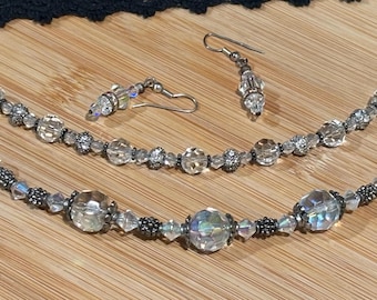 Vintage Bundle: Aurora Borealis Kristallarmbänder gepaart mit zeitgenössischen Ohrringen