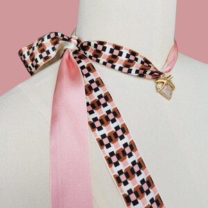 Châle monogram silk scarf Louis Vuitton Pink in Silk - 31676500