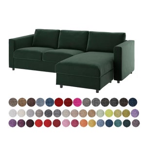 Puede incluir: Un sofá seccional verde oscuro con una chaise longue. El sofá tiene un respaldo capitoné y un asiento liso y tapizado. La chaise longue está en el lado derecho del sofá.