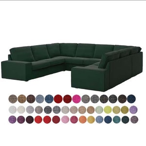 Puede incluir: Un sofá modular grande de color verde oscuro con varios cojines. El sofá está formado por varias piezas individuales que se pueden organizar en diferentes configuraciones. El sofá está tapizado en una tela suave y mullida.