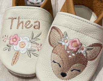 Lederpuschen Krabbelschuhe Hausschuhe mit Boho Reh Blumen und Name personalisiert bestickt