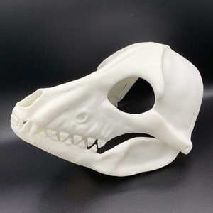K&ouml;nnte beinhalten: Wei&szlig;e Plastik-Wolfssch&auml;delmaske. Die Maske ist detailliert mit Z&auml;hnen und einem Kiefer.