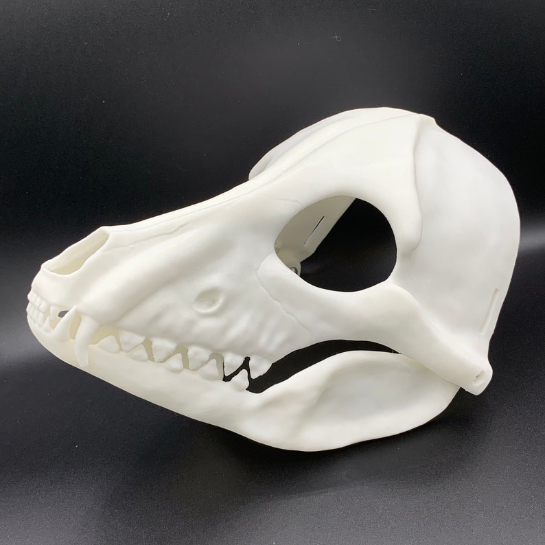 K&ouml;nnte beinhalten: Wei&szlig;e Plastik-Wolfssch&auml;delmaske. Die Maske ist detailliert mit Z&auml;hnen und einem Kiefer.