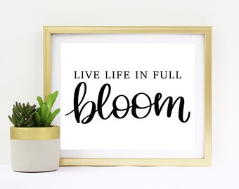 Letrero "Vive la vida en plena floración": arte mural con cita de primavera, imprimible floral para decoración de temporada del hogar o la oficina - Descarga digital instantánea