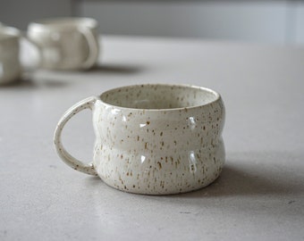 Bubble coffe mug, glossy beige with dots