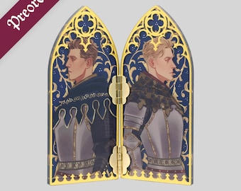 Op de afbeelding: Een scharnierend metalen display met twee panelen, voorzien van goudkleurige, boogvormige frames met gedetailleerde uitsparingen. Elk paneel toont een profielillustratie van een persoon in zilveren harnas tegen een donkerblauwe achtergrond met gouden filigraan. Het woord Preorder is zichtbaar.