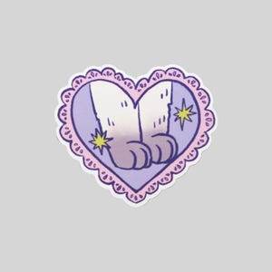 Peut inclure: Un autocollant en forme de cœur rose avec une empreinte de patte blanche à l'intérieur. L'empreinte de patte est entourée d'un fond violet et a deux étoiles jaunes de chaque côté.