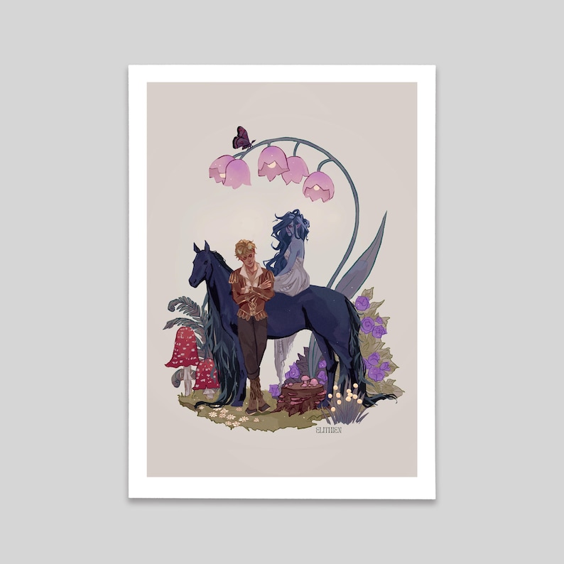 Pu&ograve; includere: Stampa artistica raffigurante una scena fantasy con un cavallo nero, due figure ed elementi floreali. Le figure sono una persona bionda con una giacca marrone e una persona con i capelli blu. La scena comprende funghi, fiori e una farfalla.
