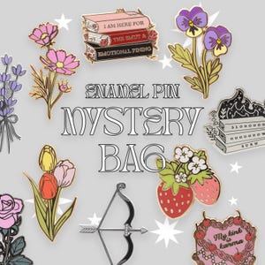 Puede incluir: Una colección de pines de esmalte con diseños florales y de libros, que incluyen un arco y una flecha, fresas y un pastel en forma de corazón. Los pines presentan textos como "I AM HERE FOR THE SMUT & EMOTIONAL PINING" y "My kink is karma". También se muestran las palabras "ENAMEL PIN MYSTERY BAG".