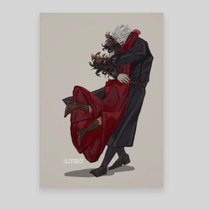 Op de afbeelding: Illustratie van twee figuren die elkaar omhelzen. Eén figuur, met wit haar en een zwarte jas, houdt een ander figuur in een rode jurk vast. Het kunstwerk heeft een zacht kleurenpalet en een romantisch thema. De naam van de kunstenaar, ELITHIEN, staat onderaan.