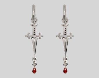 Orecchini a cerchio in argento con goccia di sangue e pugnale cremisi