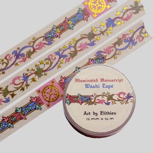 Peut inclure: Un rouleau de ruban adhésif washi étiqueté Illuminated Manuscript Washi Tape Art by Elithien 15 mm x 10 m, présentant un motif répétitif de cercles dorés, de vignes florales bleues et roses et de bordures géométriques sur fond beige clair.