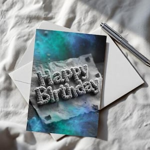 Biglietto Buon Compleanno Grigio Stile Uncinetto – PDF Digitale A6 – Biglietto Stampabile 3D con Sfondo Spaziale – Download Immediato