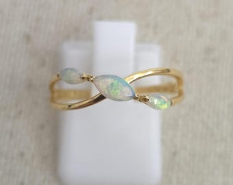 Anillo de oro macizo de 18k con ópalo blanco australiano, tono marquesa.
