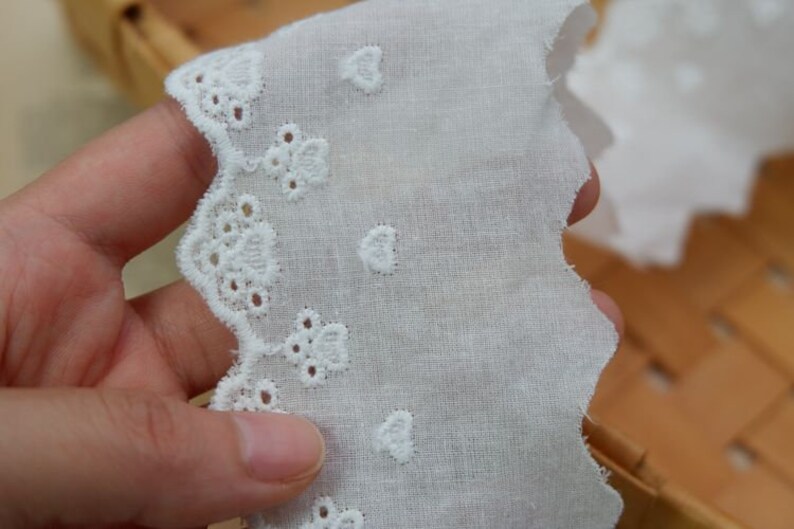 Peut inclure: Bordure en dentelle de coton blanche avec un bord festonn&eacute; et une broderie florale d&eacute;licate.