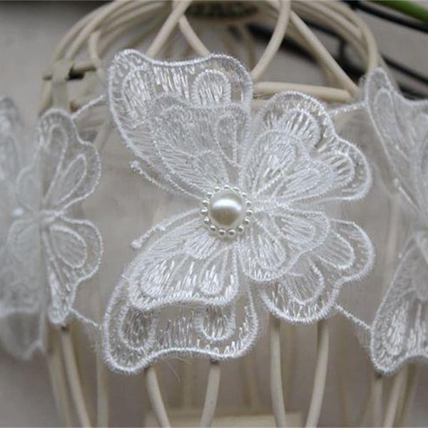 Belle dentelle d’applique de papillon d’organza, outre la garniture blanche de dentelle perlée pour des bandeaux, des ceintures, l’applique, la ceinture nuptiale