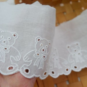 Peut inclure: Bordure en dentelle de coton blanche avec un bord festonn&eacute; et des motifs d'ours en peluche brod&eacute;s.