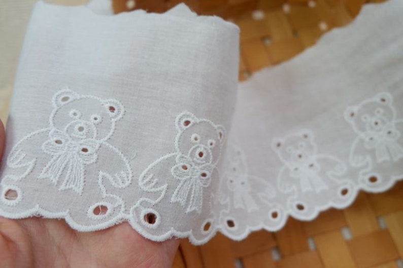 Peut inclure: Bordure en dentelle de coton blanche avec un bord festonn&eacute; et des motifs d'ours en peluche brod&eacute;s.