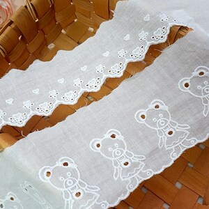 Peut inclure: Galon de dentelle en coton blanc avec un bord festonn&eacute; et des motifs d'ours en peluche brod&eacute;s. La dentelle est parfaite pour ajouter une touche d'&eacute;l&eacute;gance &agrave; tout projet.