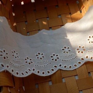 High quality hollow fan-shaped cotton cotton embroidery eyelet trim lace, off white cotton lace, scalloped lace trim, 2 yards
