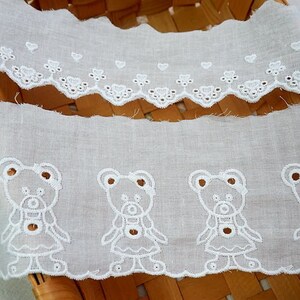 Peut inclure: Bordure en dentelle de coton blanche avec un bord festonn&eacute; et des motifs d'ours en peluche brod&eacute;s. La dentelle est d&eacute;licate et a un aspect vintage.